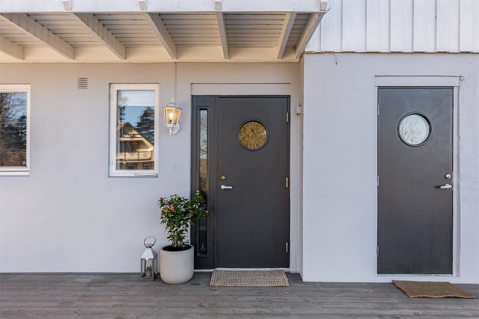 Inngangsdører med lik utforming skaper helhet.