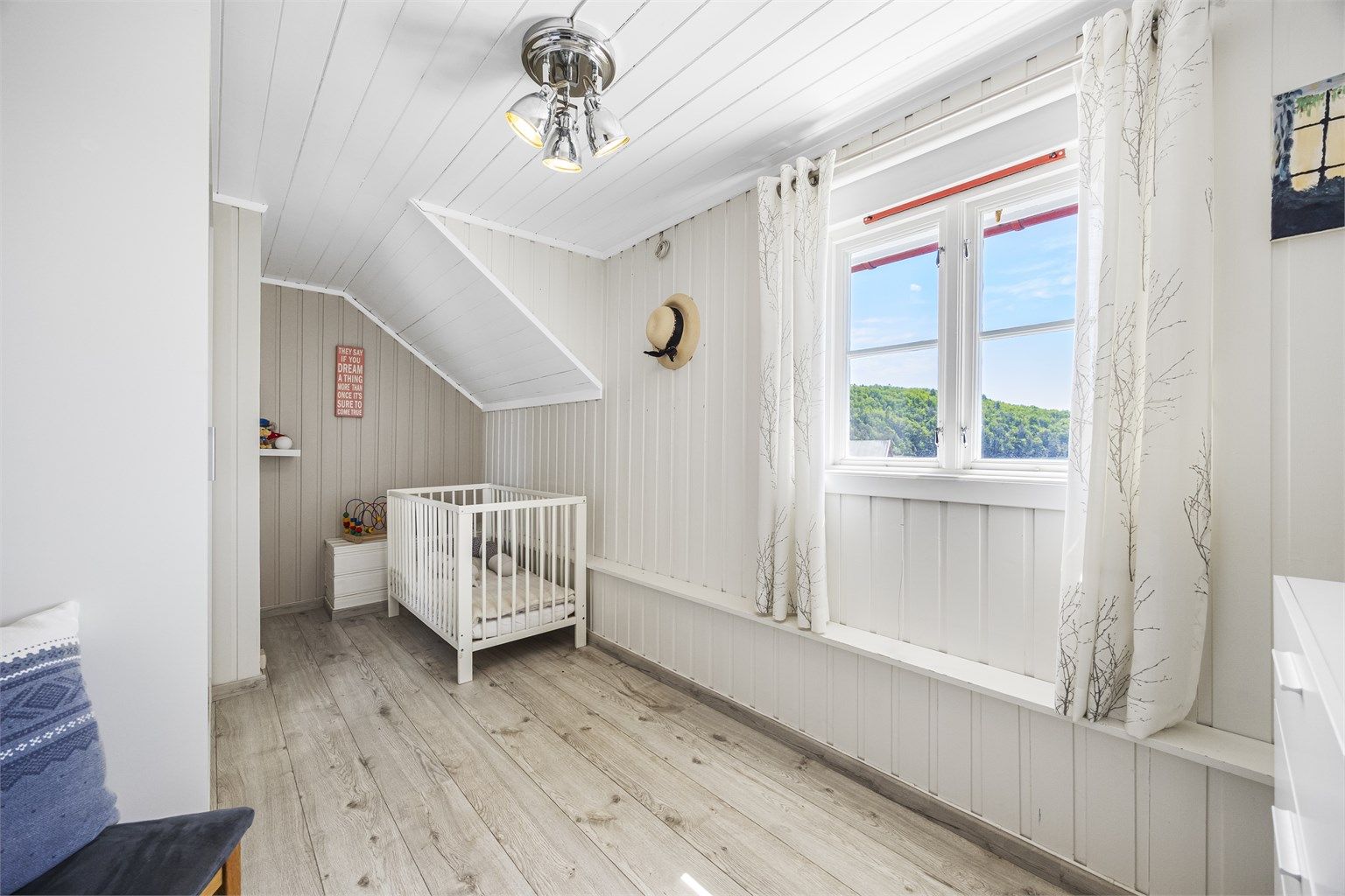 Det tredje soverommet passer godt som barnerom, gjesterom eller kontor.