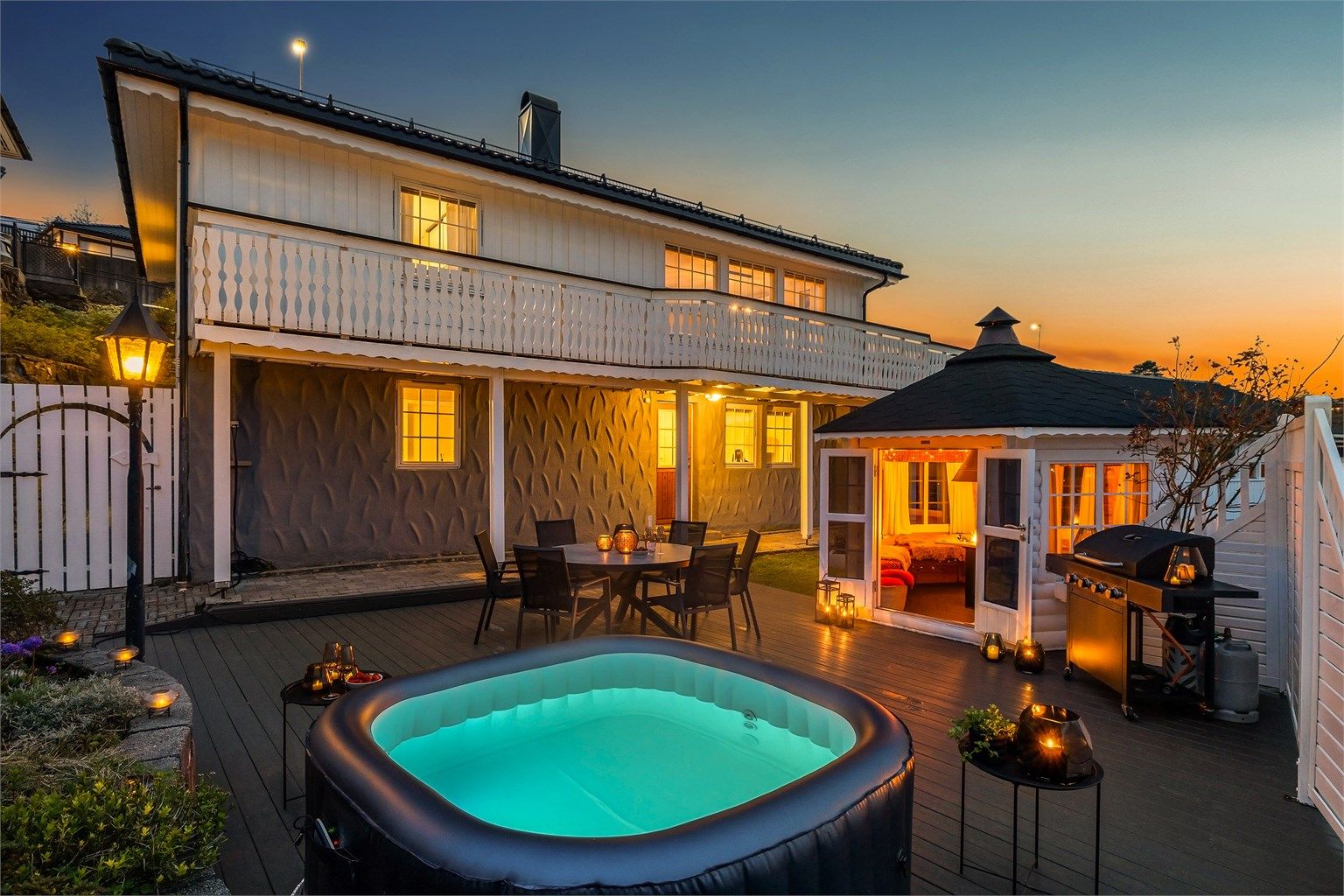 Flott enebolig i populære Åsenvegen på Erdal. Boligen er bygget i 1981, og er meget godt vedlikeholdt både innvendig og utvendig. Nytt tak fra 2017. Frittstående garasje.