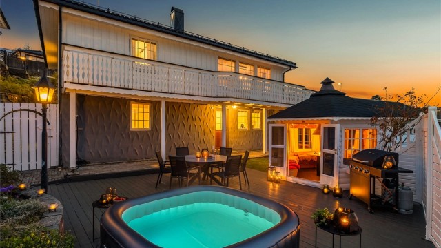 Flott enebolig i populære Åsenvegen på Erdal. Boligen er bygget i 1981, og er meget godt vedlikeholdt både innvendig og utvendig. Nytt tak fra 2017. Frittstående garasje.