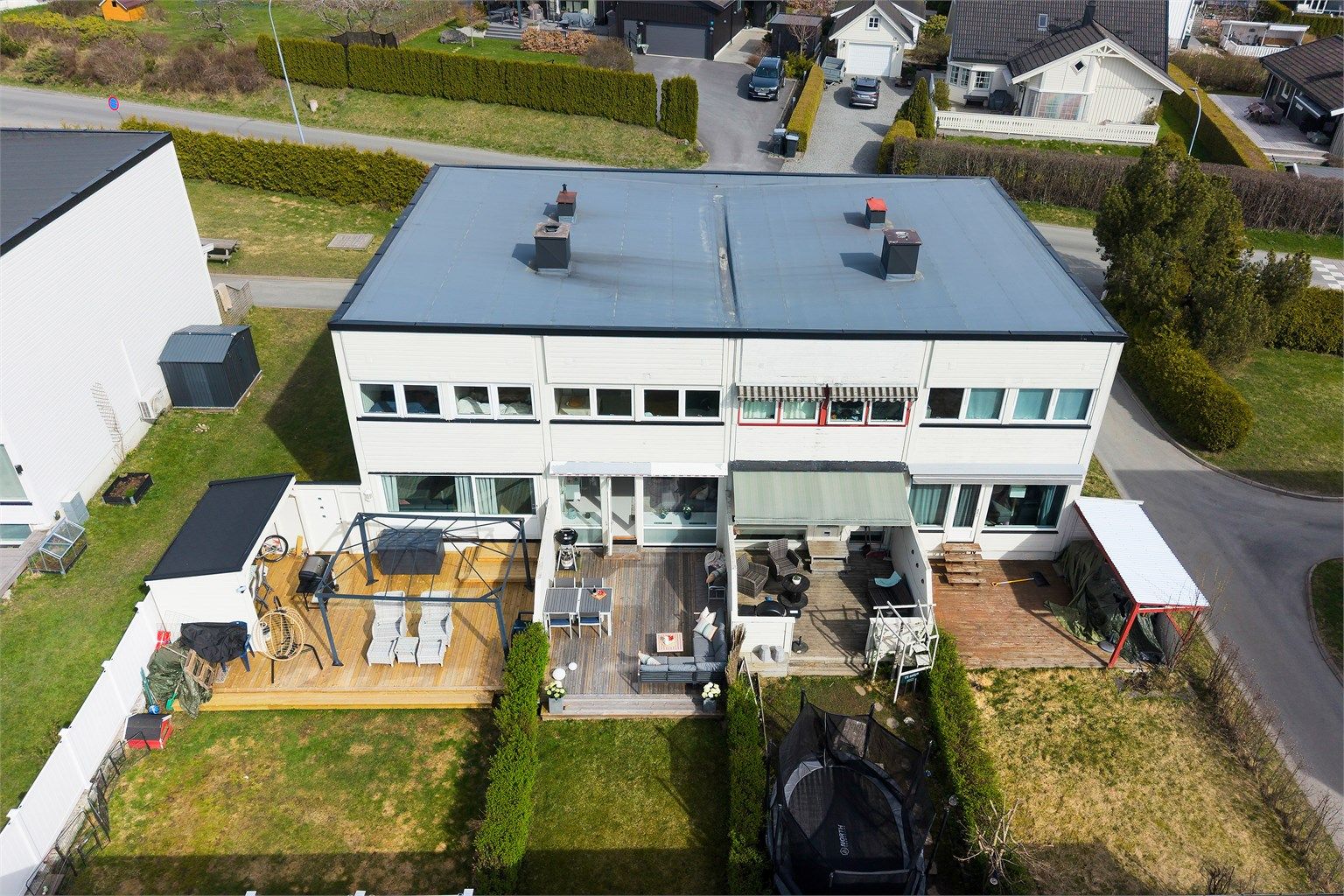 Beliggenheten er ideell for familier med gangavstand til alt du trenger i det daglige, fra skoler og barnehager til dagligvarebutikker og marka. 