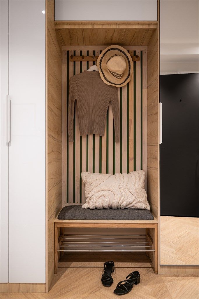 - Lekkert inngangsparti med god garderobeplass. Spiler og fiskebein er gjennomgående. -