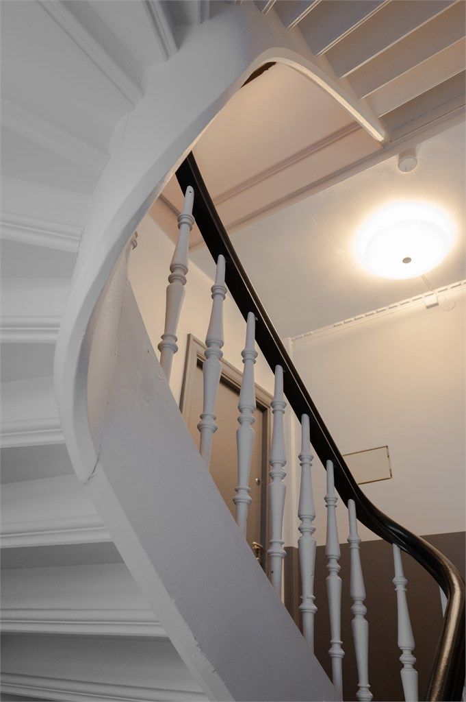 Bygården fra 1890 har bevart sin klassiske karakter i fellesarealene.