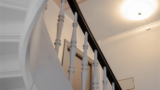 Bygården fra 1890 har bevart sin klassiske karakter i fellesarealene.