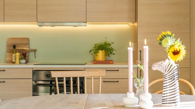 Ventilator plassert over kokesonen og integrert belysning under overskapene.