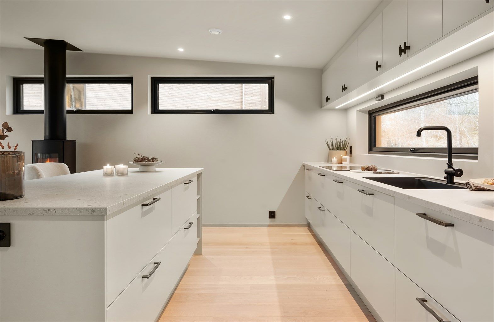 Godt med skap- og benkeplass gjør kjøkkenet både praktisk og oversiktlig.