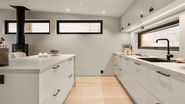 Godt med skap- og benkeplass gjør kjøkkenet både praktisk og oversiktlig.