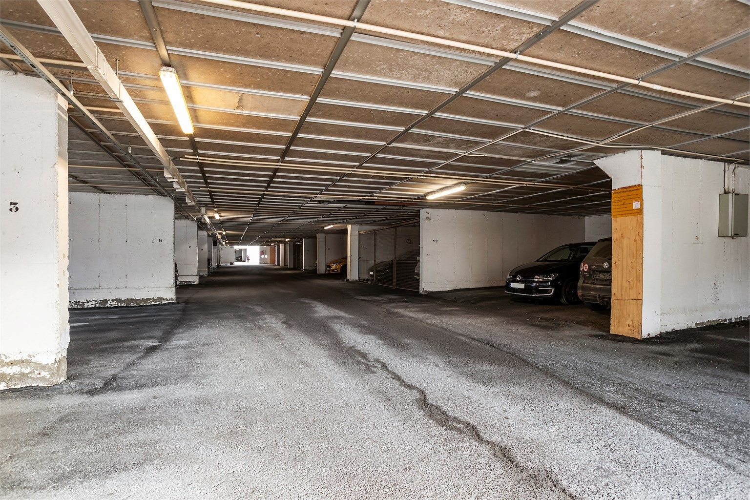 Leiligheten disponerer en garasjeplass markert med nr. 91 i felles garasjeanlegg. Det følger med elbillader.