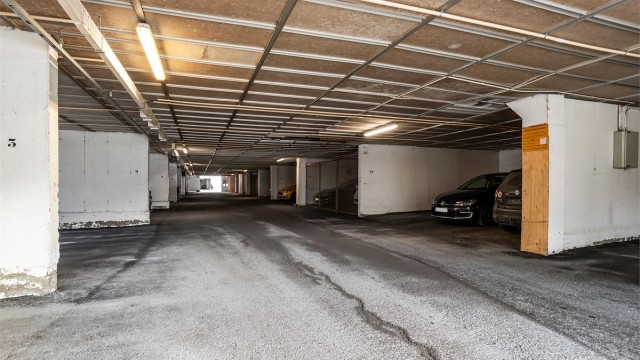 Leiligheten disponerer en garasjeplass markert med nr. 91 i felles garasjeanlegg. Det følger med elbillader.