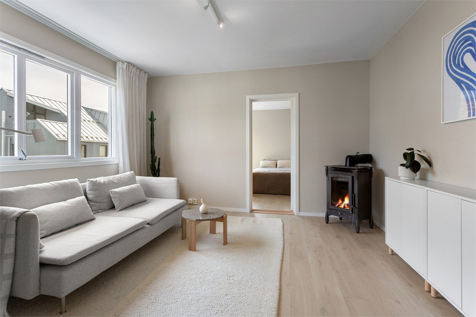 Lys stue med frittstående peisovn