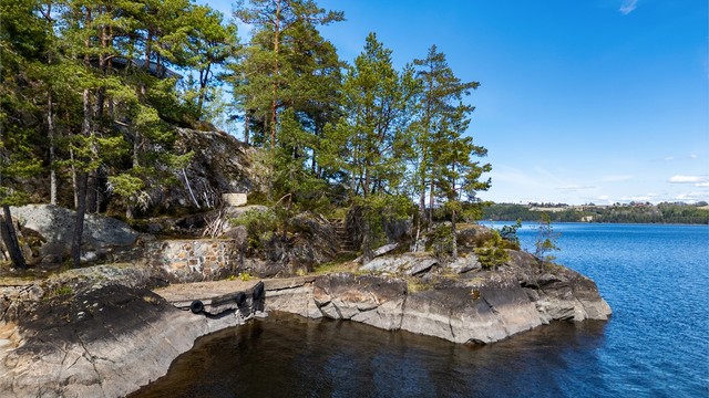 Det er støpt opp egen brygg på nede ved vannet samt fine svaberg som frister ved varme sommerdager