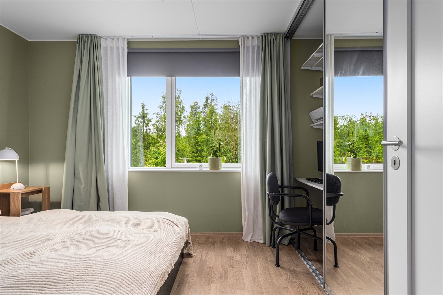 Leiligheten har to soverom. Hovedsoverommet har god plass til dobbeltseng og garderobeløsning.