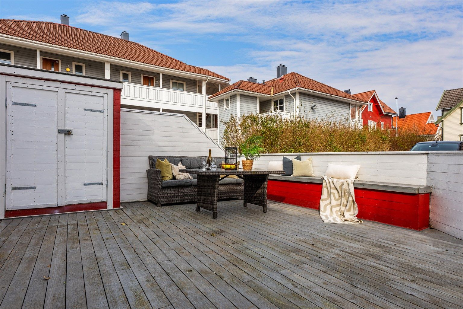 Romslig og solrik terrasse hvor det også er utvendig bod. 