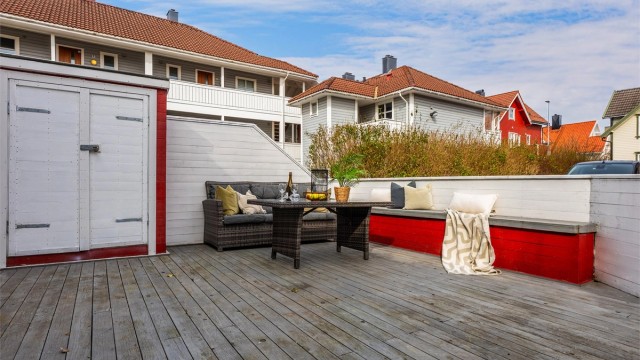 Romslig og solrik terrasse hvor det også er utvendig bod.