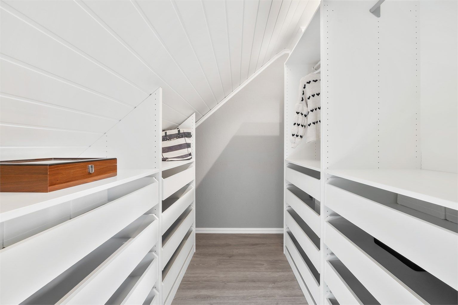 Hovedsoverommet har delåpen løsning til walk-in garderobe med en åpen garderobeløsning.