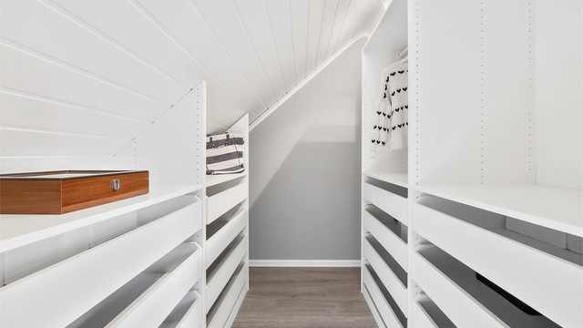 Hovedsoverommet har delåpen løsning til walk-in garderobe med en åpen garderobeløsning.