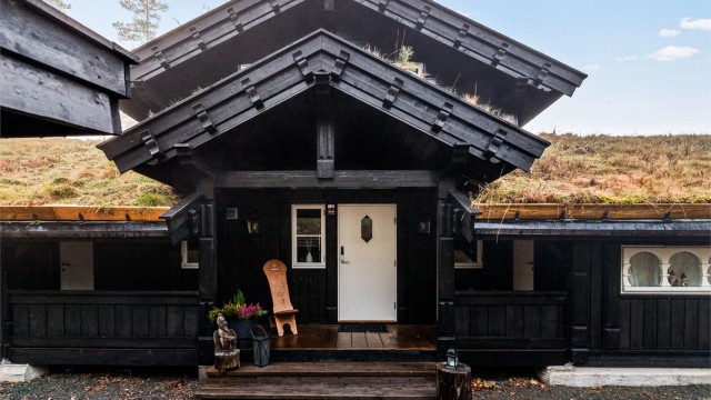 Overbygget inngangsparti og med tilgang til to boder