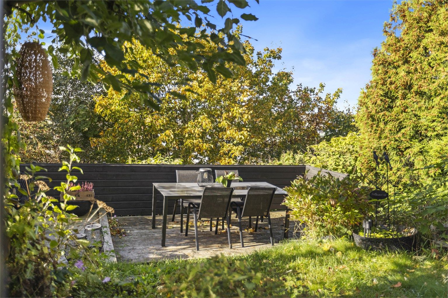 Terrasseplass med gode solforhold og skjermet beliggenhet.
