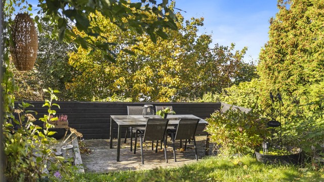 Terrasseplass med gode solforhold og skjermet beliggenhet.
