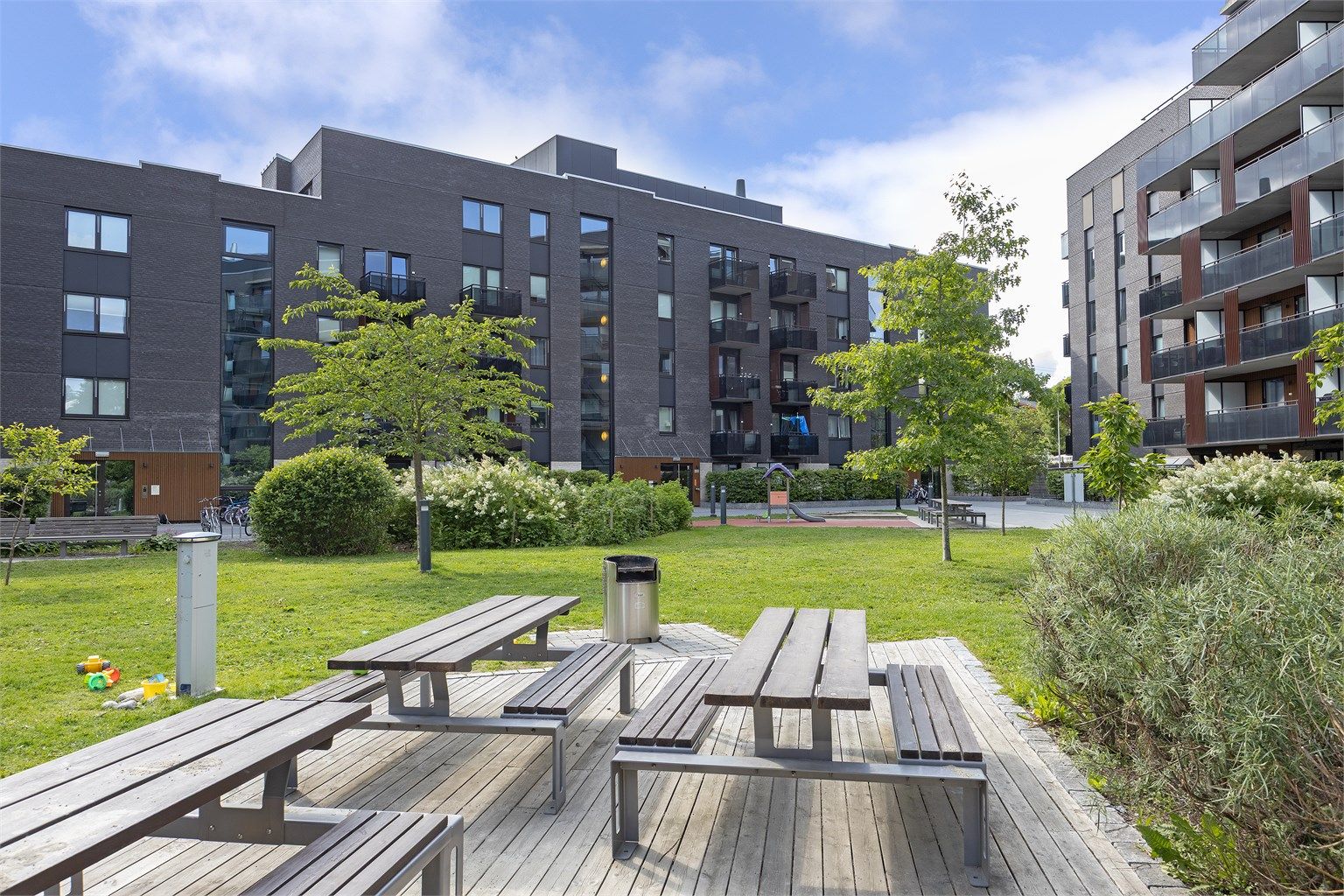 Flott uteområde som tilhører sameiet og ivaretas av gartner!