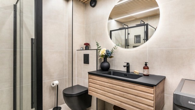 Riskestien 3 presenteres av Krogsveen.
To nyere og lekre bad er blant boligens fremste kvaliteter. Dette ble bygget opp på nytt så nylig som i 2023.