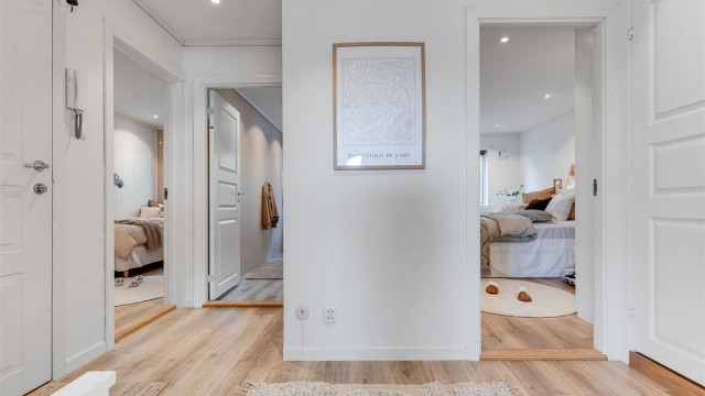 Lyse gulv og downlights i tak