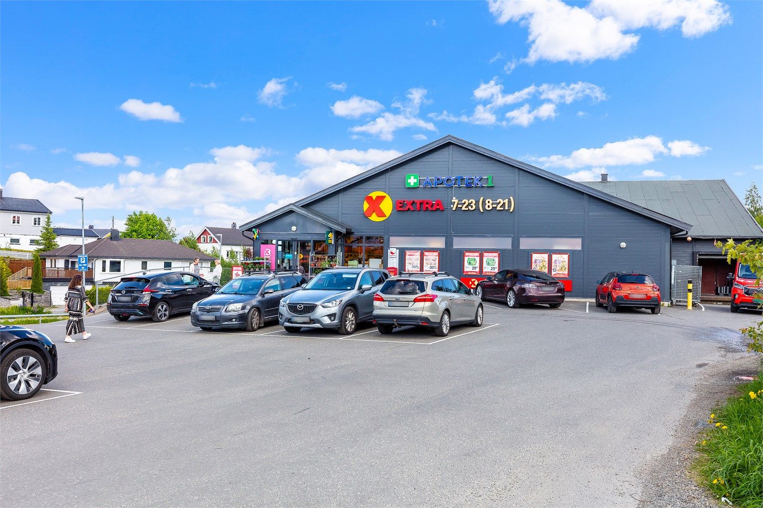 Coop Extra og Apotek 1 på Flateby ligger i gangavstand, ca. sju minutter fra boligen.