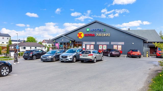 Coop Extra og Apotek 1 på Flateby ligger i gangavstand, ca. sju minutter fra boligen.