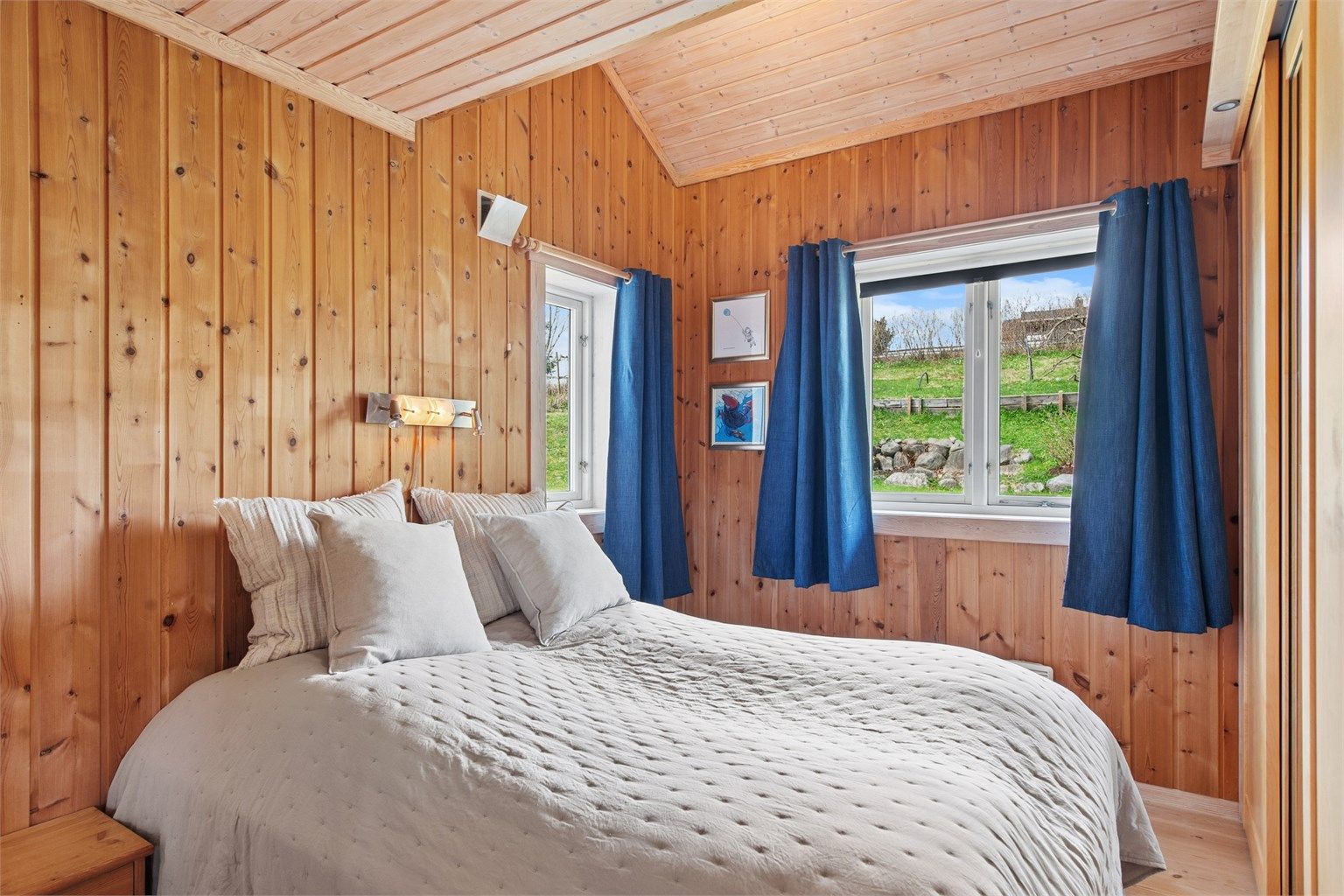 Hovedsoverommet ligger i 1. etasje. Her er det plass til både dobbeltseng og skyvedørsgarderobe.