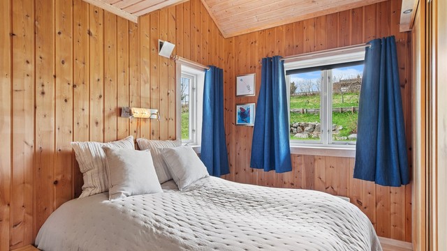 Hovedsoverommet ligger i 1. etasje. Her er det plass til både dobbeltseng og skyvedørsgarderobe.