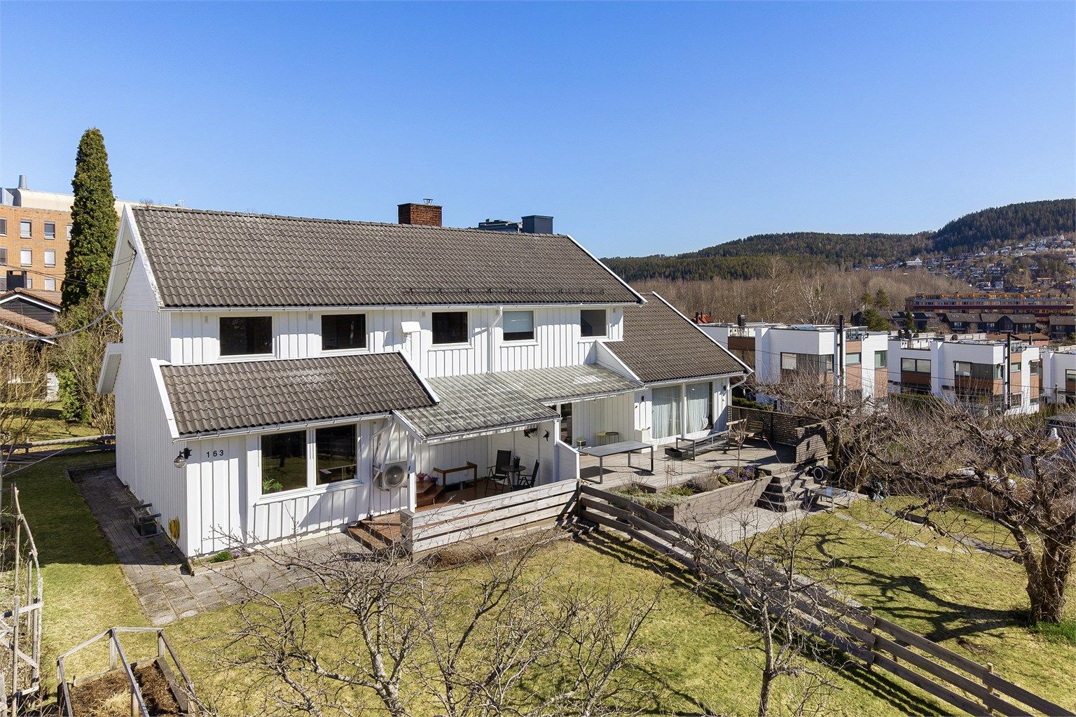 Halvpart vertikaldelt tomannsbolig med eneboligfølelse og stor skjermet hage! Foto: Petter Tanum/Tanum foto