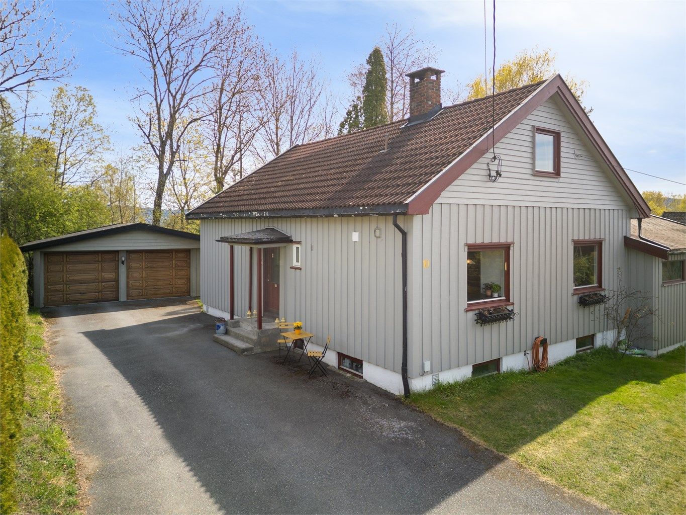 Enebolig med dobbelgarasje beliggende i et attraktivt og etablert boligområde
Foto: Emotional Landscape Production Ole Thoresen