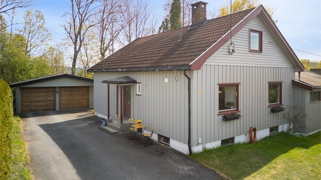 Enebolig med dobbelgarasje beliggende i et attraktivt og etablert boligområde
Foto: Emotional Landscape Production Ole Thoresen