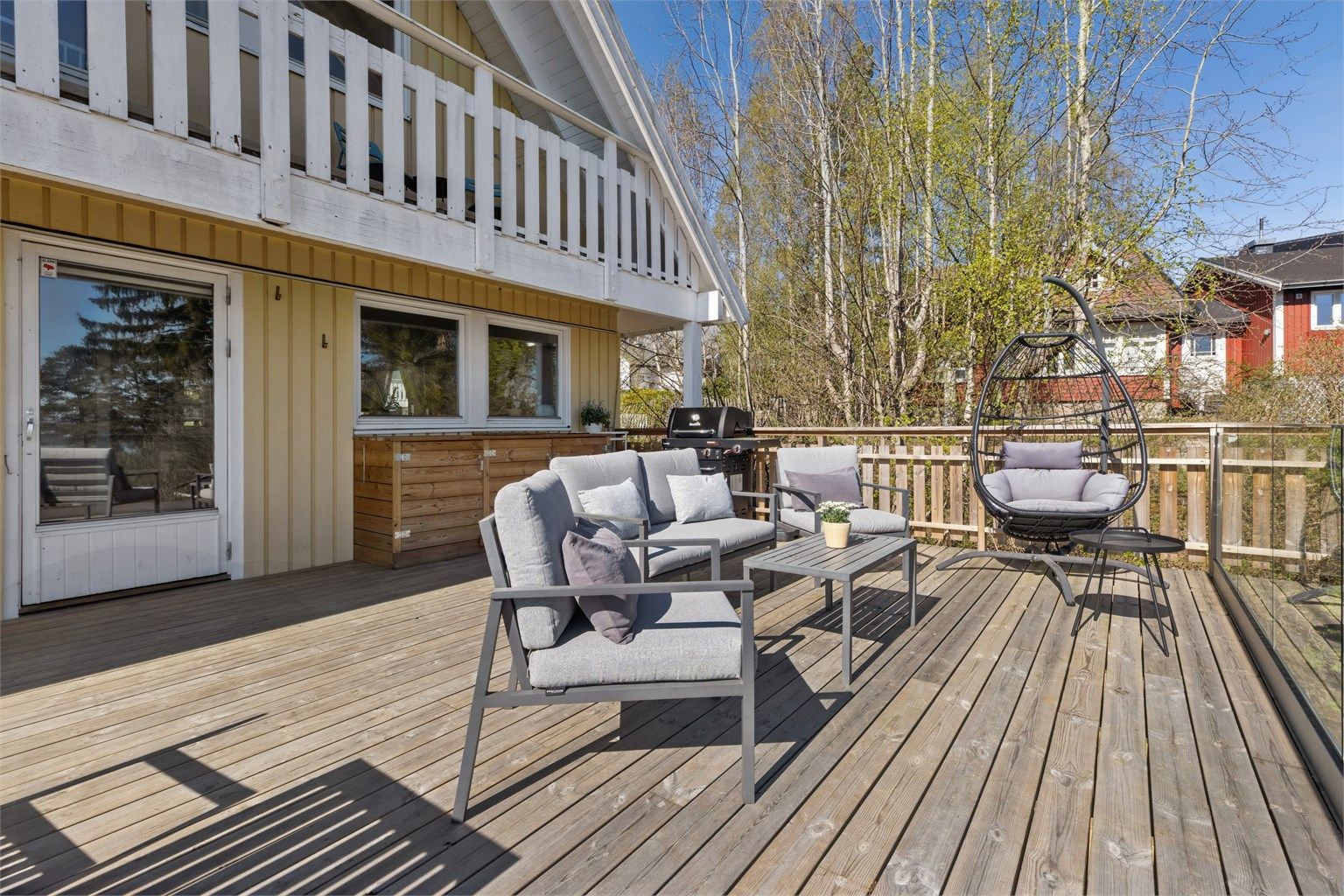 Stor og flott terrasse med gode møbleringsmuligheter.  Et herlig sted å nyte deilige dager og svale kvelder.