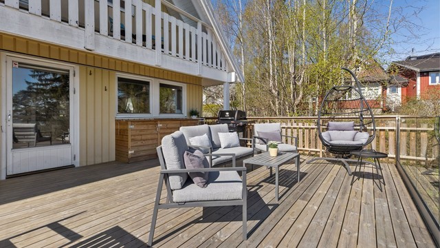 Stor og flott terrasse med gode møbleringsmuligheter. Et herlig sted å nyte deilige dager og svale kvelder.