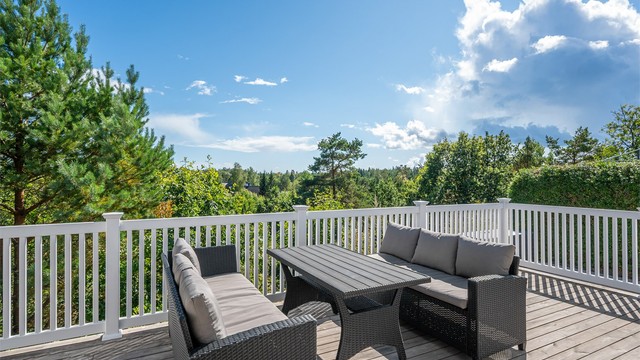 Fra verandaen er det gode solforhold og utsikt over grønne og rolige omgivelser.