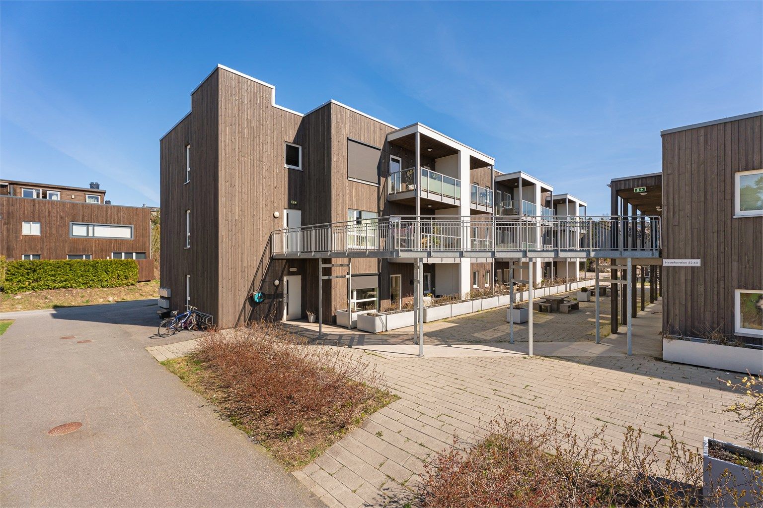 Leiligheten vender mot en stille og rolig felles bakgård. 