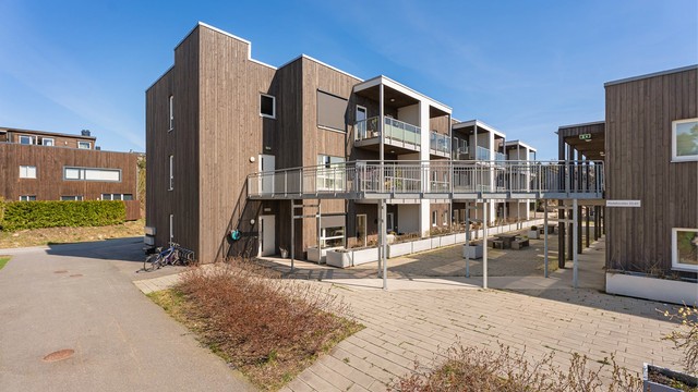 Leiligheten vender mot en stille og rolig felles bakgård.