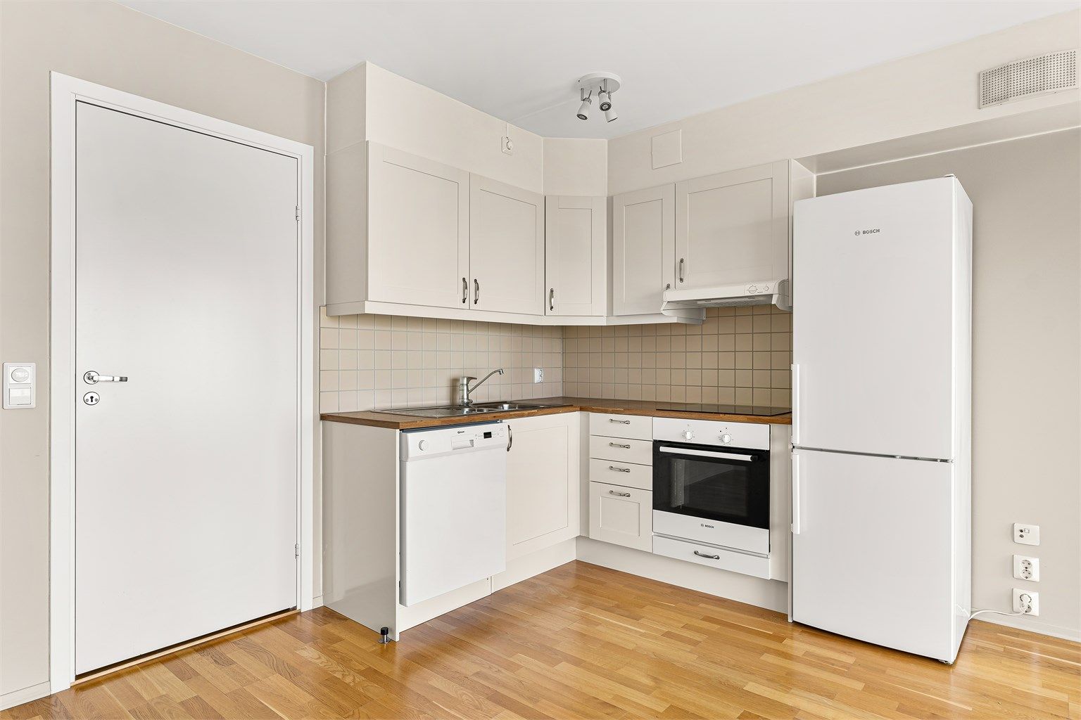 Nyere og pen 2-roms med god intern beliggenhet. Hyggelig utsyn og god solforhold. Lave strømutgifter. Heis og garasje. 