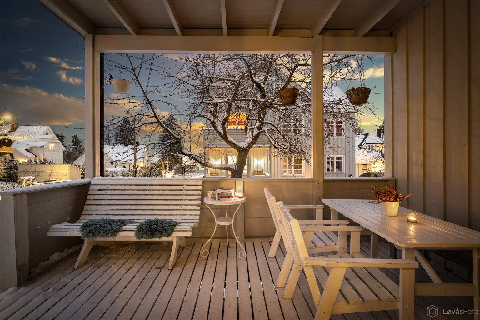 Vestvendt og overbygget terrasse i 1. etasje på 12 kvm med adkoms til hagen