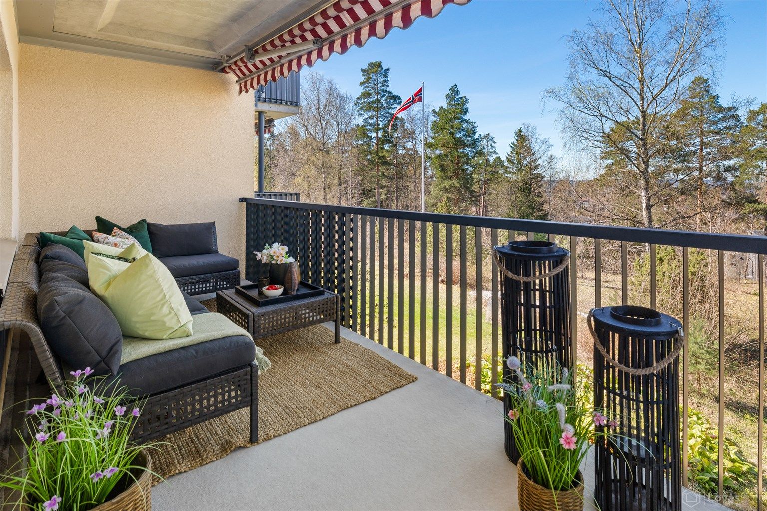 Her er det god plass til en romslig sofagruppe