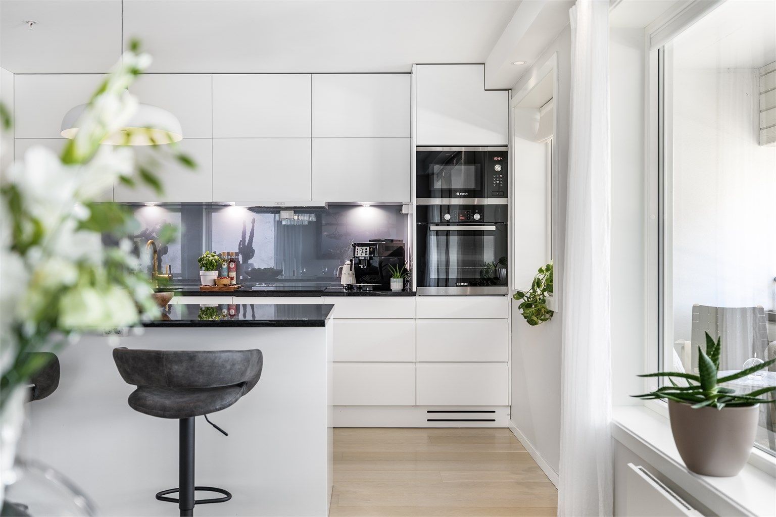 En smart barløsning for blant annet morgenkaffen og mindre måltider står i front av kjøkkenets tidløse innredning.