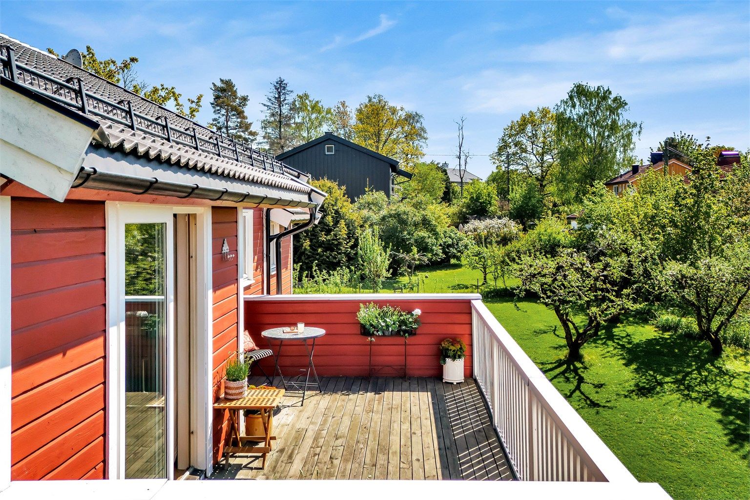 Balkongen ble utvidet og bygget i 1997 og har flott utsyn over hagen og gode solforhold.