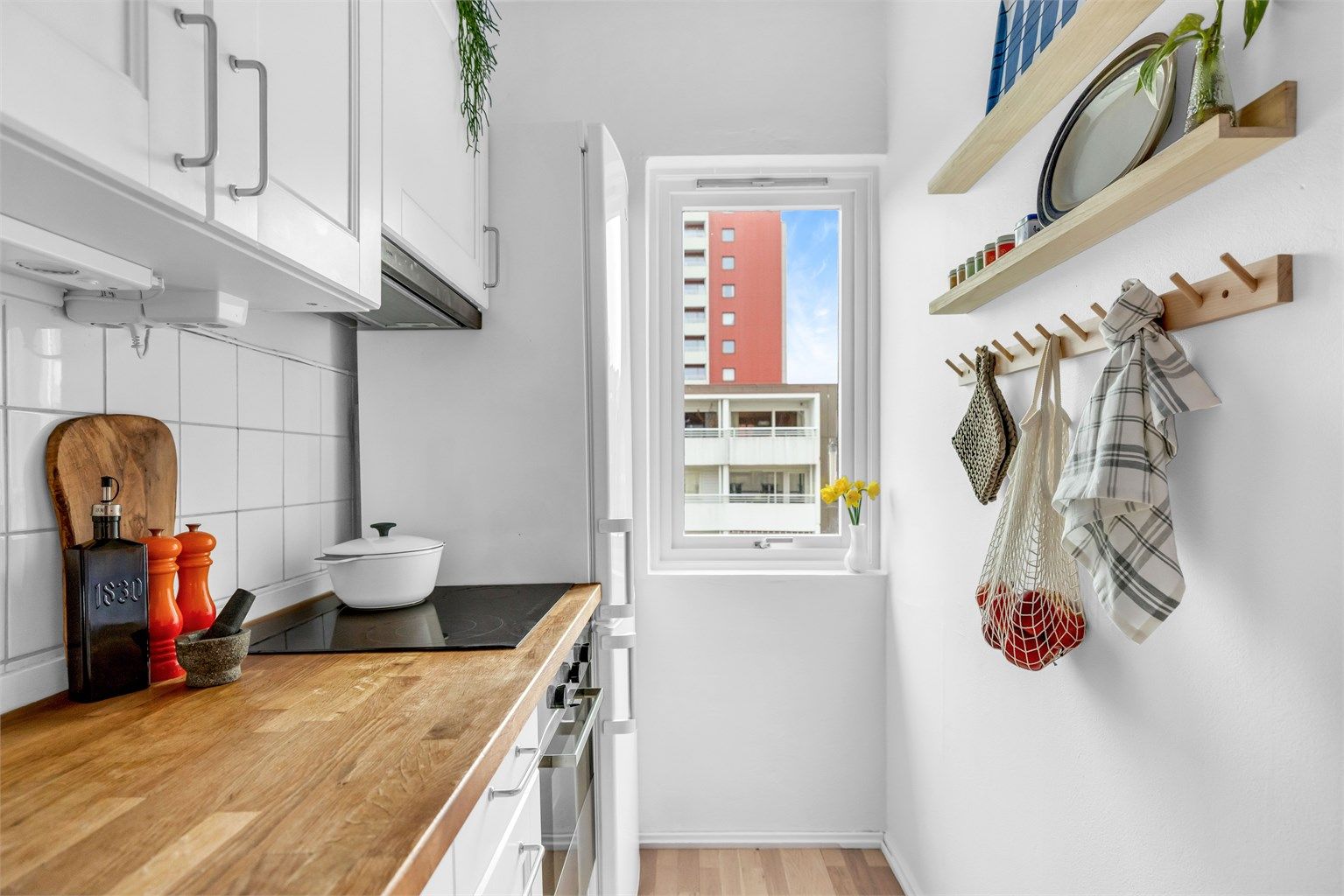 Kjøkkenet ligger i eget rom og har godt med lysinnslipp fra vindu, noe som bidrar til en god soneinndeling i leiligheten.