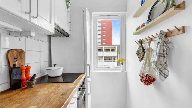 Kjøkkenet ligger i eget rom og har godt med lysinnslipp fra vindu, noe som bidrar til en god soneinndeling i leiligheten.