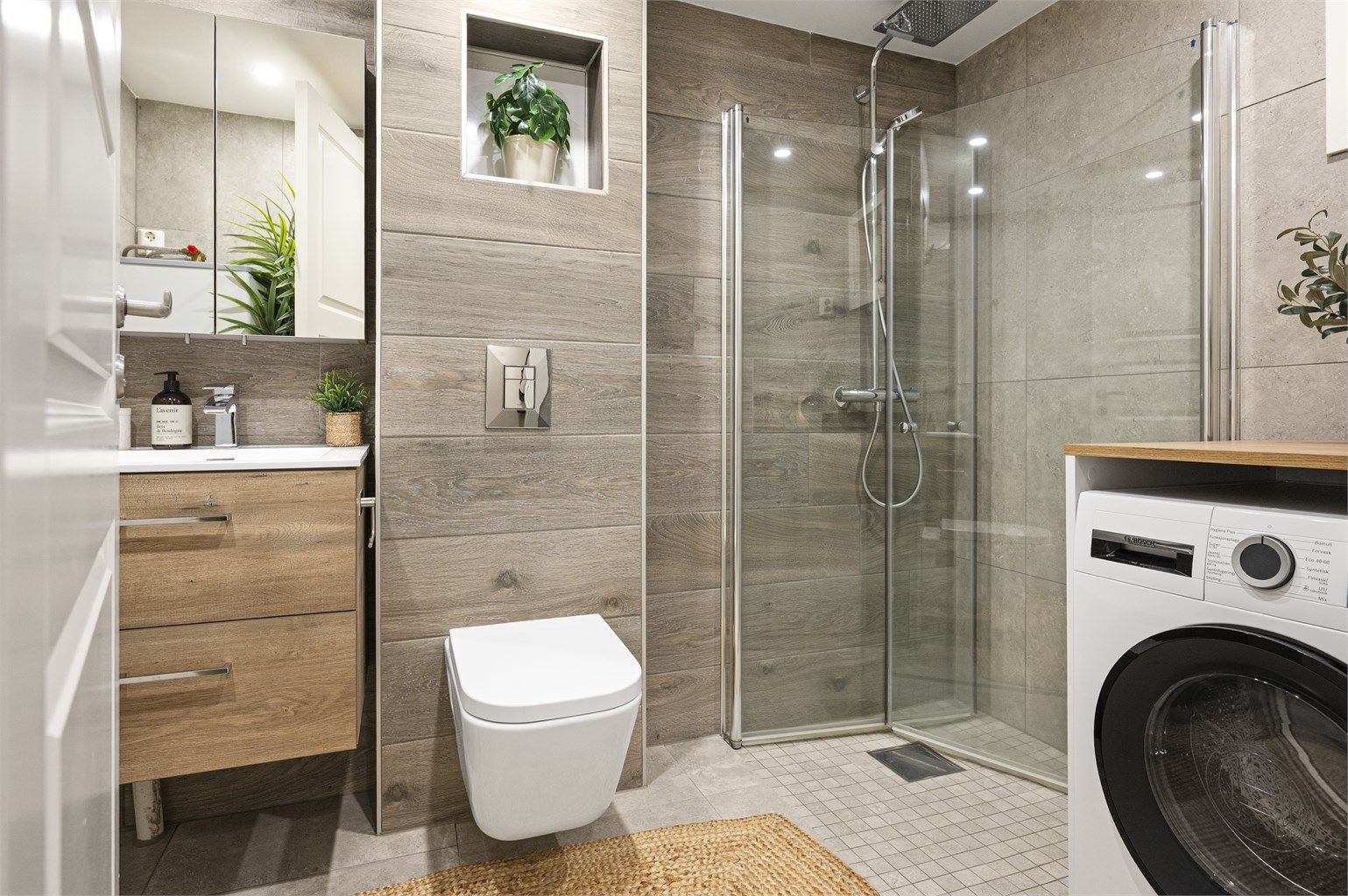 Baderommet ble totalrenovert i 2019, med moderne flater, flislagt gulv med gulvvarme og flislagte vegger.