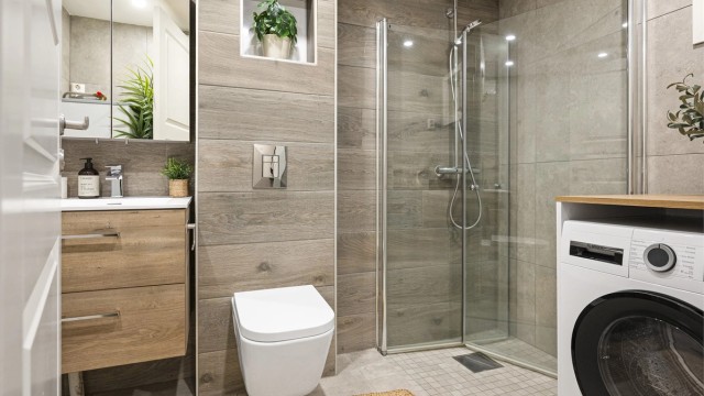 Baderommet ble totalrenovert i 2019, med moderne flater, flislagt gulv med gulvvarme og flislagte vegger.