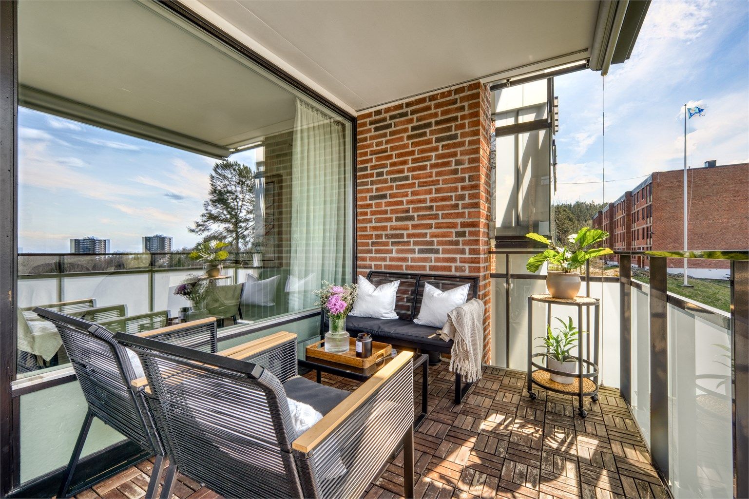 Den sydvestvendte balkongen på 7 m² har god plass til sittegruppe.