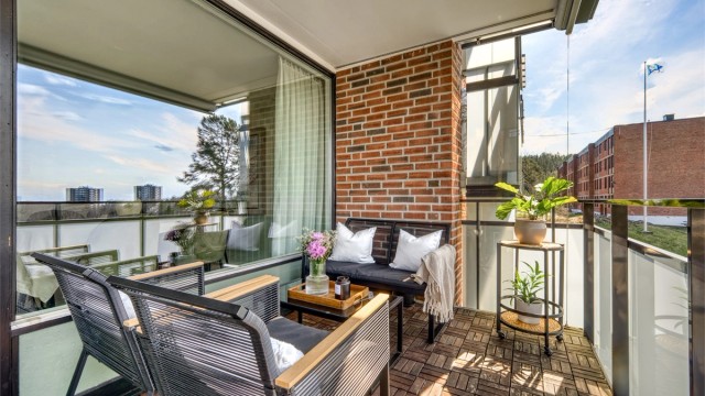 Den sydvestvendte balkongen på 7 m² har god plass til sittegruppe.