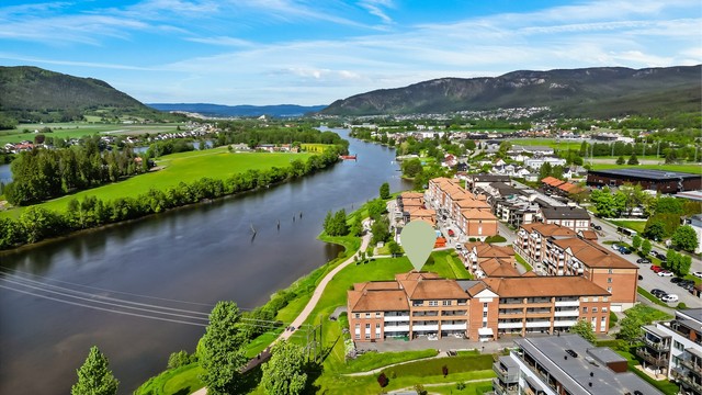 Området er barnevennlig med lekeplass i nærmiljøet og skole samt barnehage i nærheten.